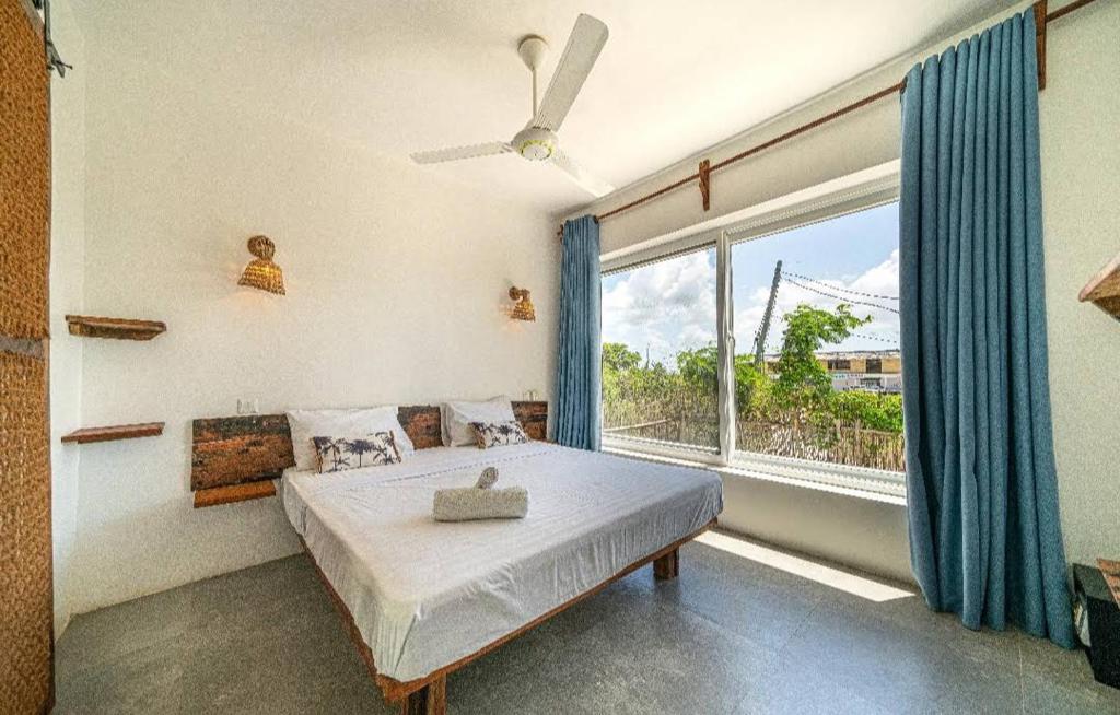 En eller flere senge i et værelse på the moon coliving & holiday apartments