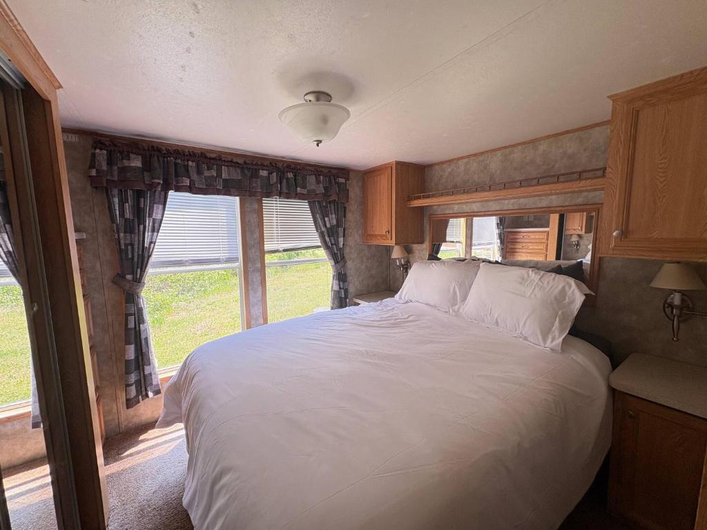 Ένα ή περισσότερα κρεβάτια σε δωμάτιο στο Vintage Voyager on Black Lake