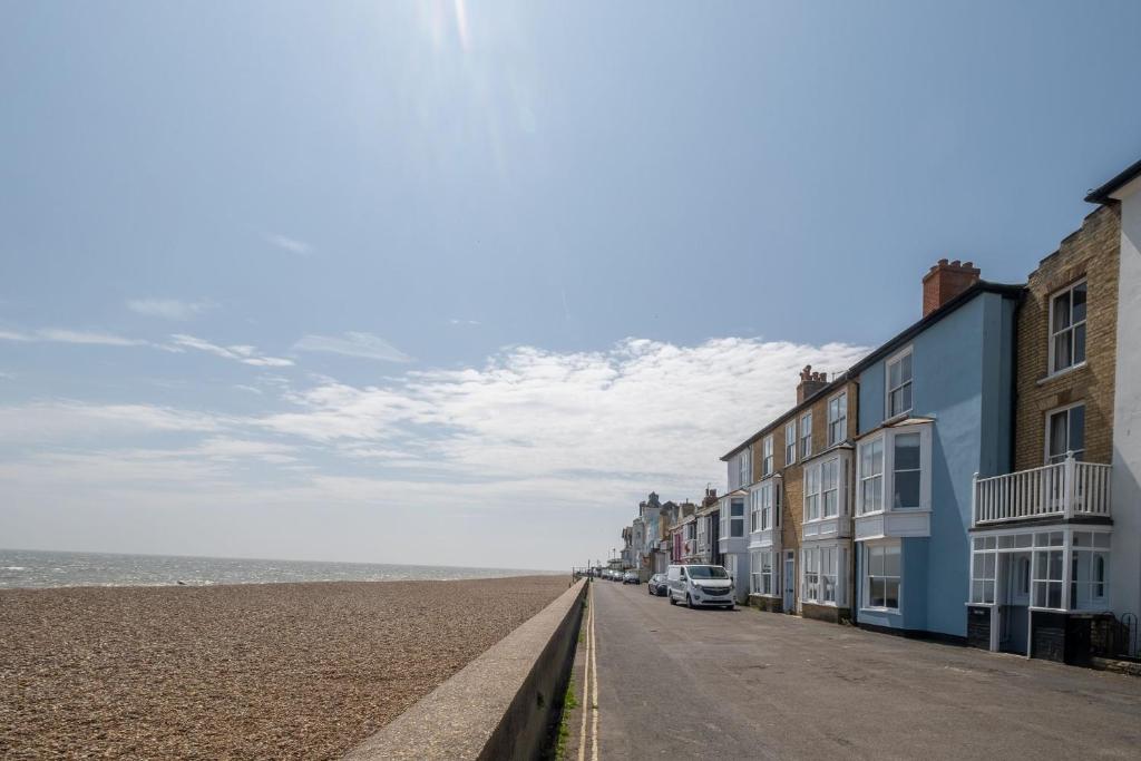 una calle vacía con casas en la playa en Shore View, Aldeburgh - A lovely Seafront House on famous Crag Path with uninterrupted Beach Views - Aldeburgh Coastal Cottages, en Aldeburgh