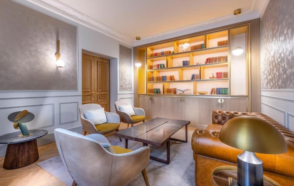 Posezení v ubytování Hotel Claridge Paris