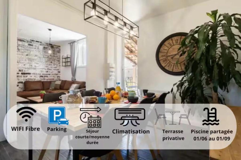 - un salon avec une table et une plante dans l'établissement Design Industriel avec Terrasse Privative, à Gignac-la-Nerthe