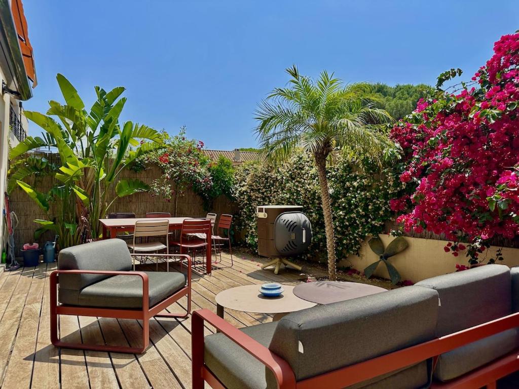 d'une terrasse avec un canapé, des chaises et une table. dans l'établissement L'Ecrin, à La Ciotat