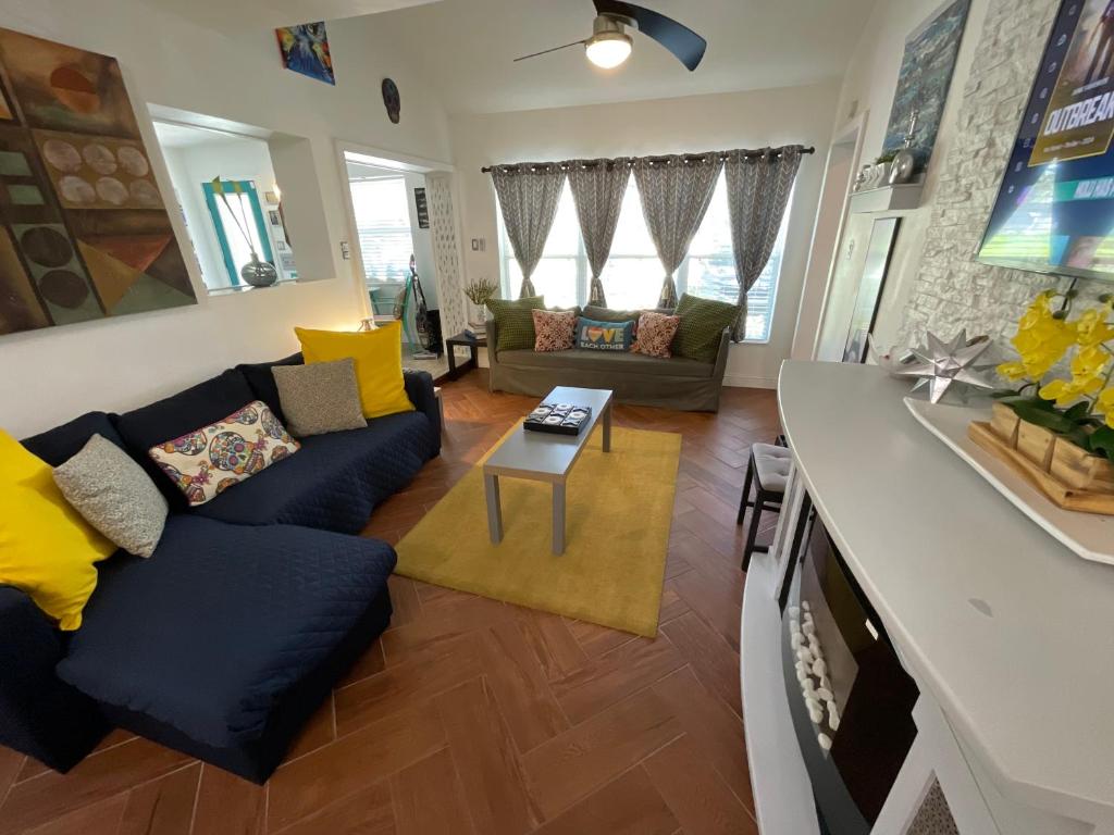 TV a/nebo společenská místnost v ubytování Spacious Ranch 7 min to beach/ airport Pet friend