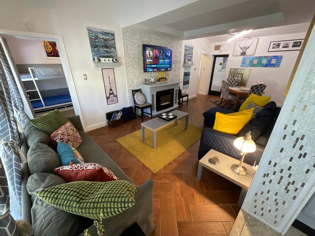 TV a/nebo společenská místnost v ubytování Spacious Ranch 7 min to beach/ airport Pet friend