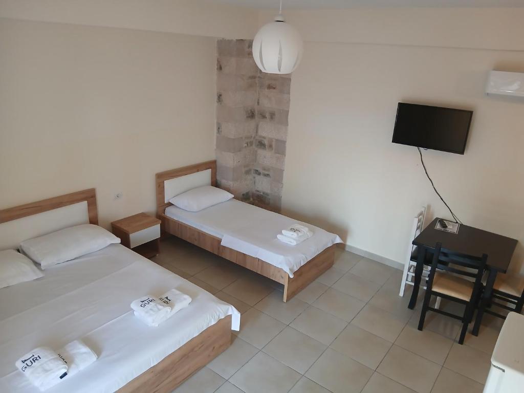 Postel nebo postele na pokoji v ubytování Hotel Guri Shengjin