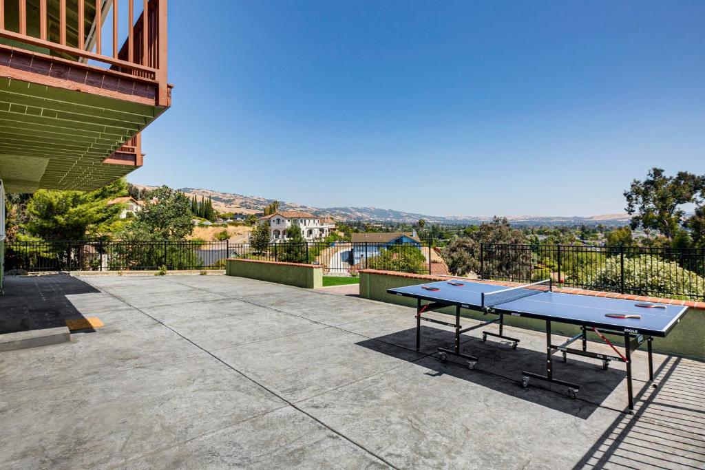 Stolní tenis v ubytování 7 Mi to Dtwn San Jose City-View Family Getaway nebo okolí