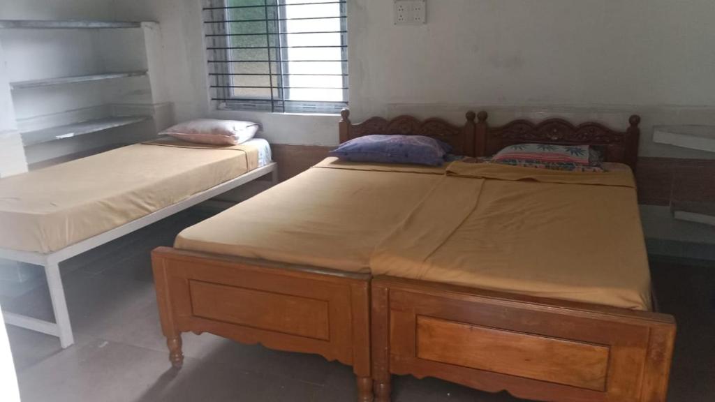 Ένα ή περισσότερα κρεβάτια σε δωμάτιο στο Jayaram gokulavasam