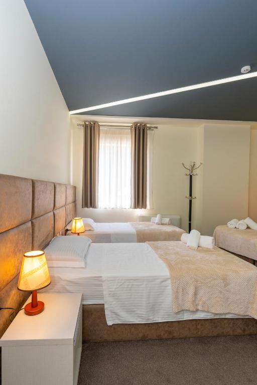 Postel nebo postele na pokoji v ubytování Alko Hotel Shkoder