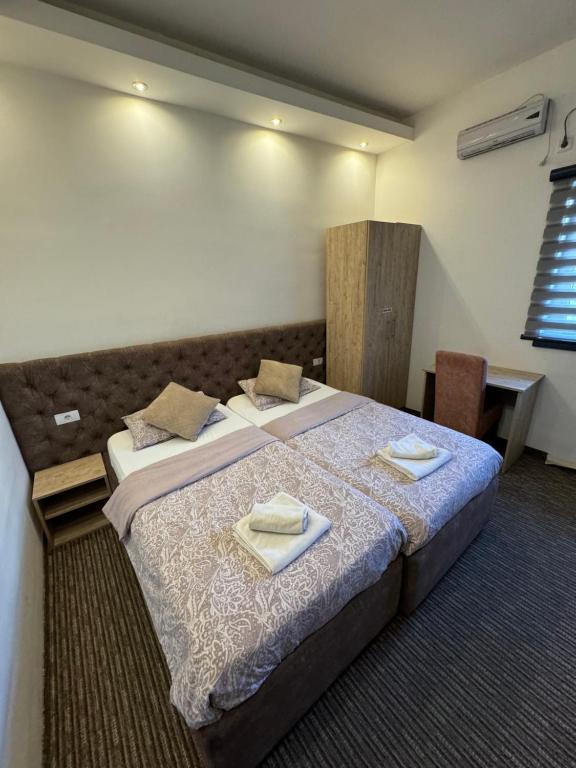 Ένα ή περισσότερα κρεβάτια σε δωμάτιο στο Restoran Tron