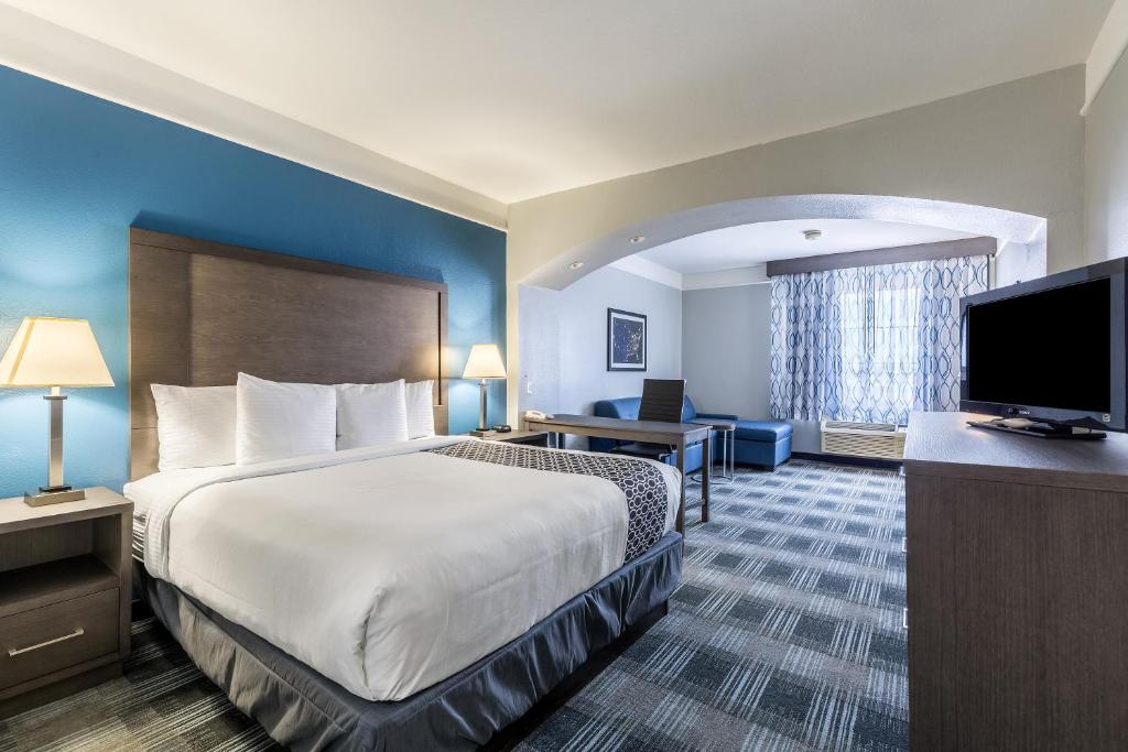 TV a/nebo společenská místnost v ubytování Platinum Inn & Suites Webster