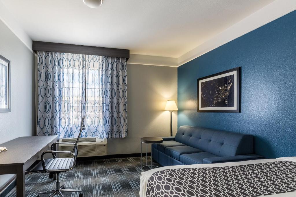 Posezení v ubytování Platinum Inn & Suites Webster
