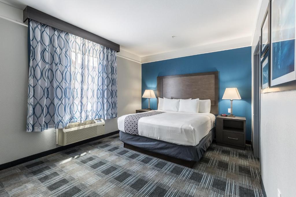 Postel nebo postele na pokoji v ubytování Platinum Inn & Suites Webster