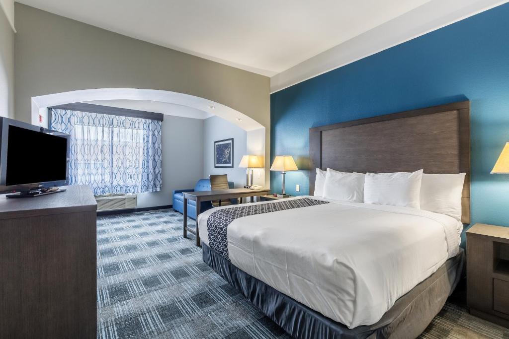 Postel nebo postele na pokoji v ubytování Platinum Inn & Suites Webster