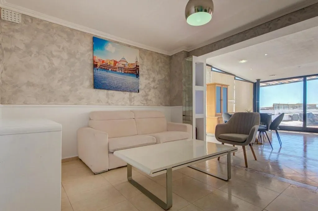 Penthouse Escape - Views, Jacuzzi & BBQ