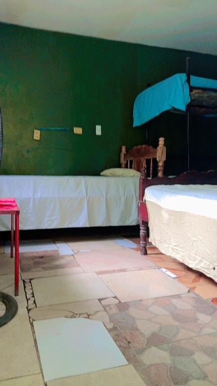 Voodi või voodid majutusasutuse Hostal Isla Natal toas