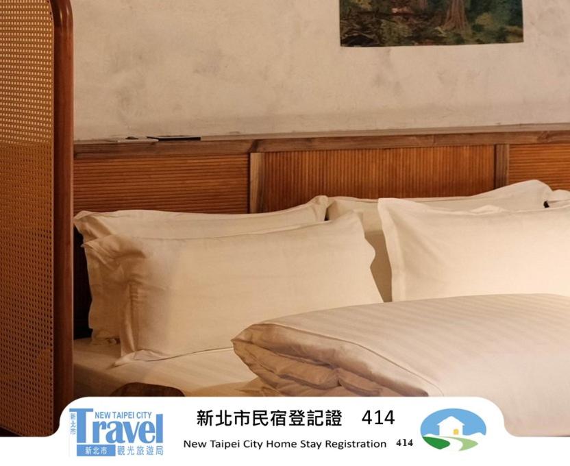 Postel nebo postele na pokoji v ubytování 九份杉嶼民宿 Jiufen Cedar Lodge
