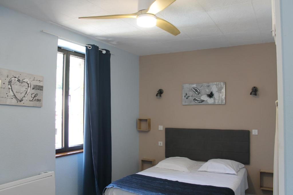 Postel nebo postele na pokoji v ubytování Hôtel Restaurant Le Saint Clément