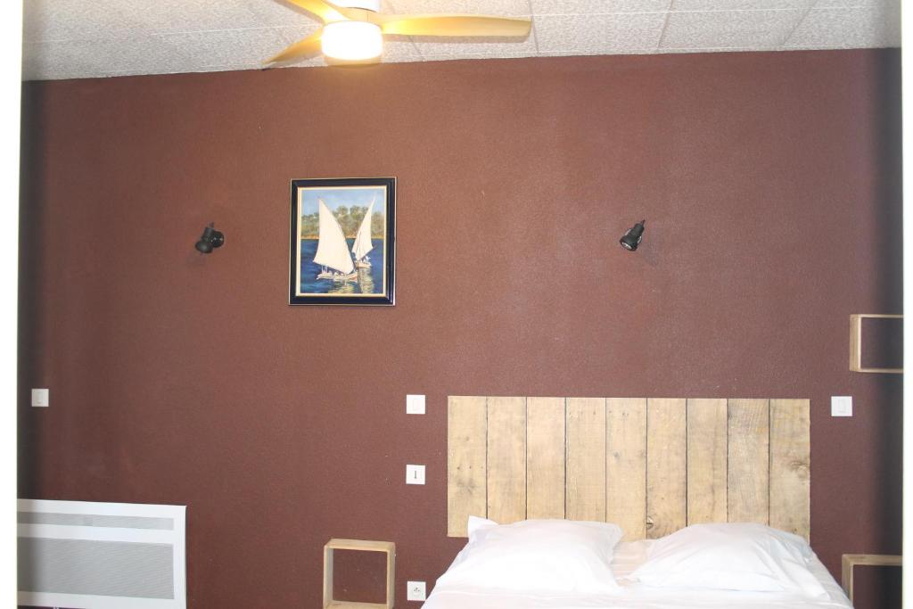 Postel nebo postele na pokoji v ubytování Hôtel Restaurant Le Saint Clément