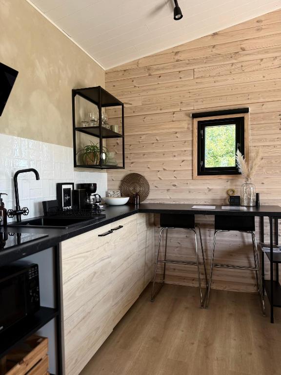 Kuchyň nebo kuchyňský kout v ubytování Field View Cabin