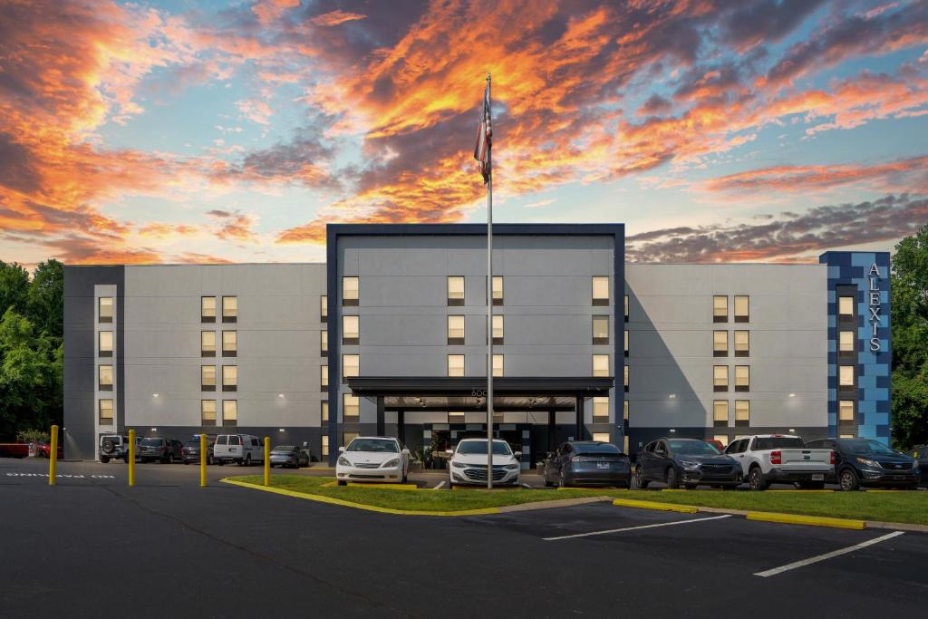 a building with cars parked in a parking lot at Alexis Inn and Suites Hotel in Nashville