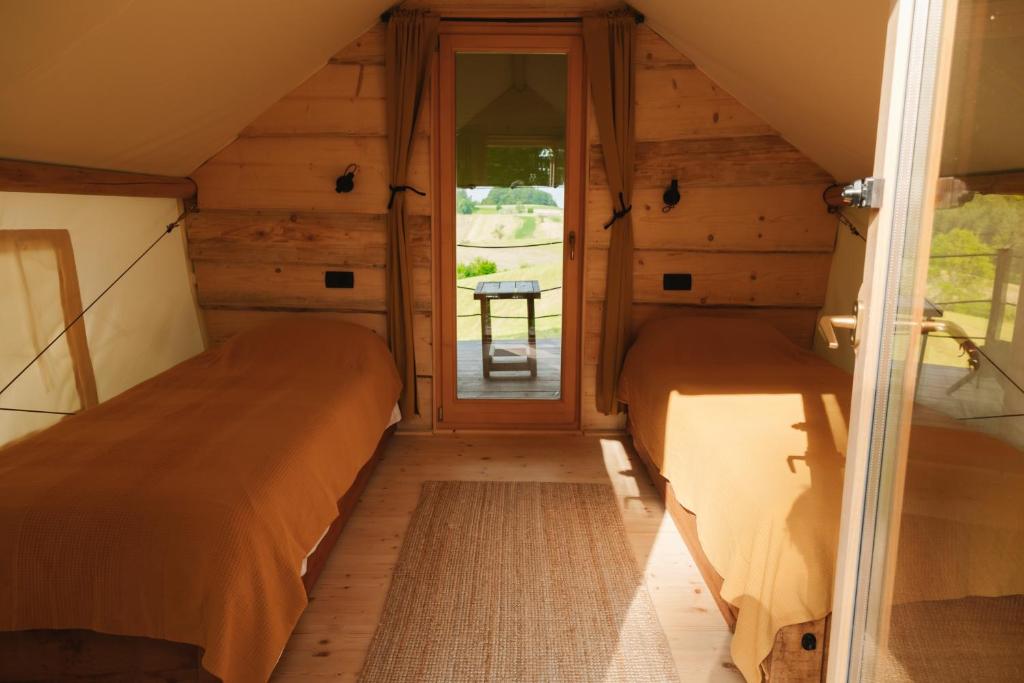 Postel nebo postele na pokoji v ubytování Lakeside Glamping Tents Mažijev Grič