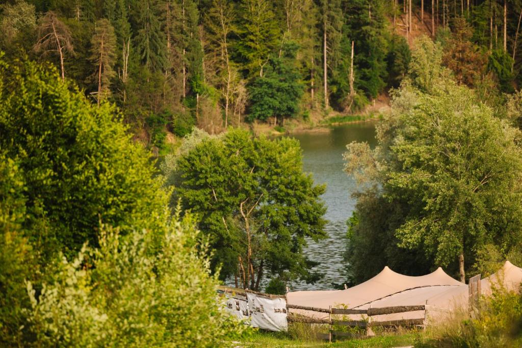 Příroda nedaleko luxury tent