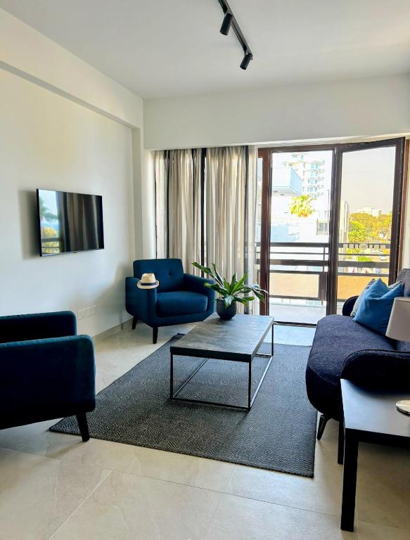 TV a/nebo společenská místnost v ubytování Pigeon Beach Hotel Apartments