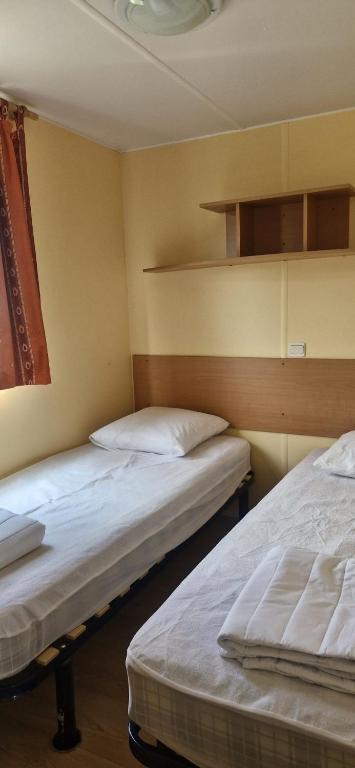 Een bed of bedden in een kamer bij Camping Baroudeurs