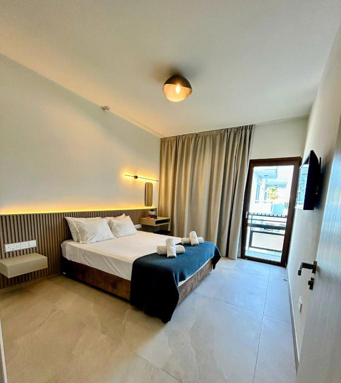 Postel nebo postele na pokoji v ubytování Pigeon Beach Hotel Apartments