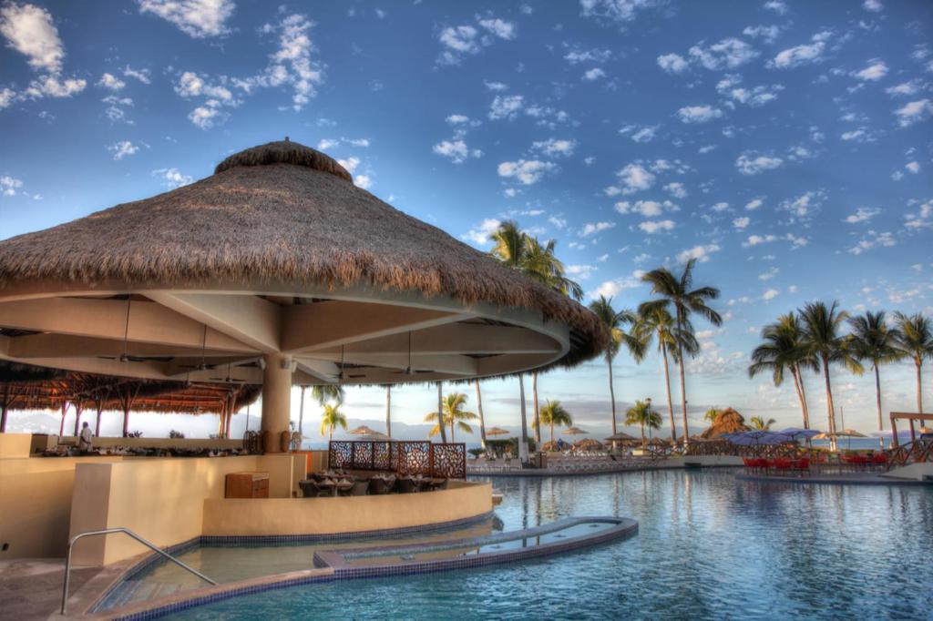 Bazén v ubytování Sunscape Puerto Vallarta Resort nebo v jeho okolí