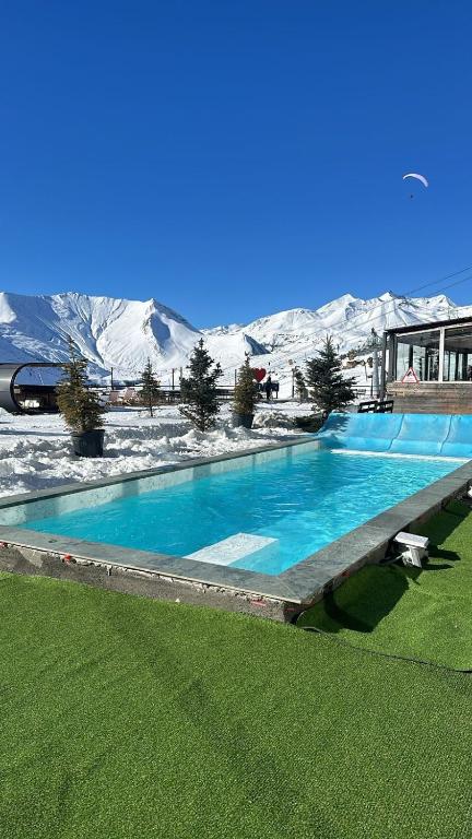 Bazén v ubytování Go-Gudauri The Atrium Residence nebo v jeho okolí