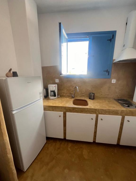 Kuchyň nebo kuchyňský kout v ubytování Villa Aigli