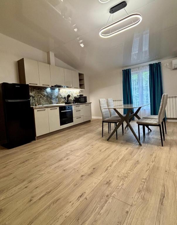 a kitchen and dining room with a table and chairs at MaRailiS Port Apart Mangalia in Mangalia