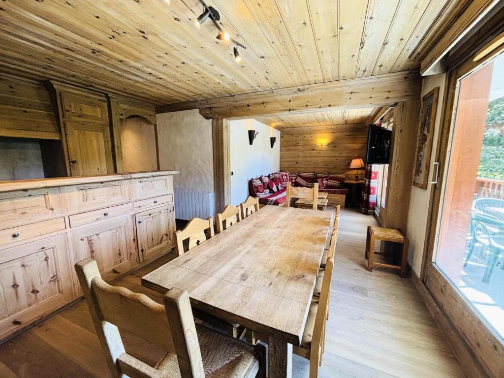 une salle à manger avec une table et des chaises en bois dans l'établissement Résidence Les Brimbelles - Appartement 3 pièces pour 6 personnes situé dans le centre de Méribel proche des commerces et des pistes de ski MAE-2041, à Les Allues