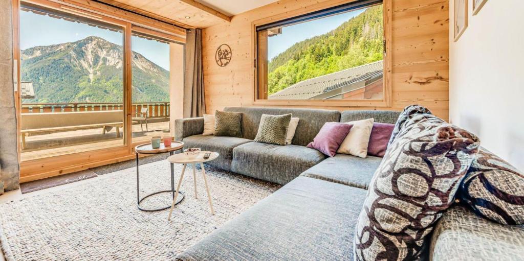 un salon avec un canapé et une grande fenêtre dans l'établissement Résidence La Tour Du Merle - 4 Pièces pour 8 Personnes MAE-3257, à Champagny-en-Vanoise