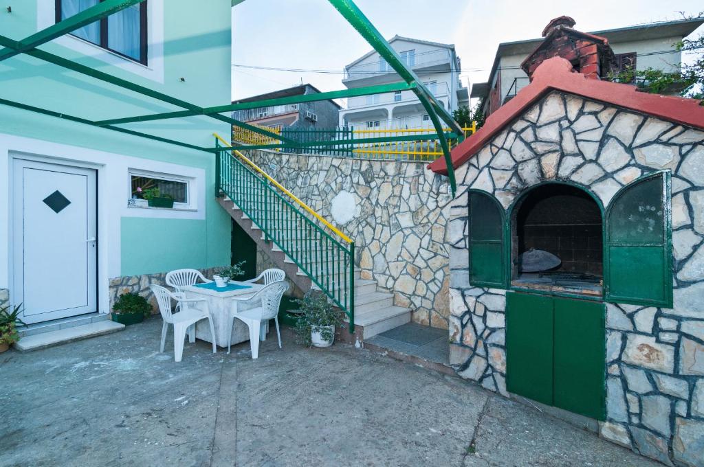Budova, v ktorej sa apartmán nachádza