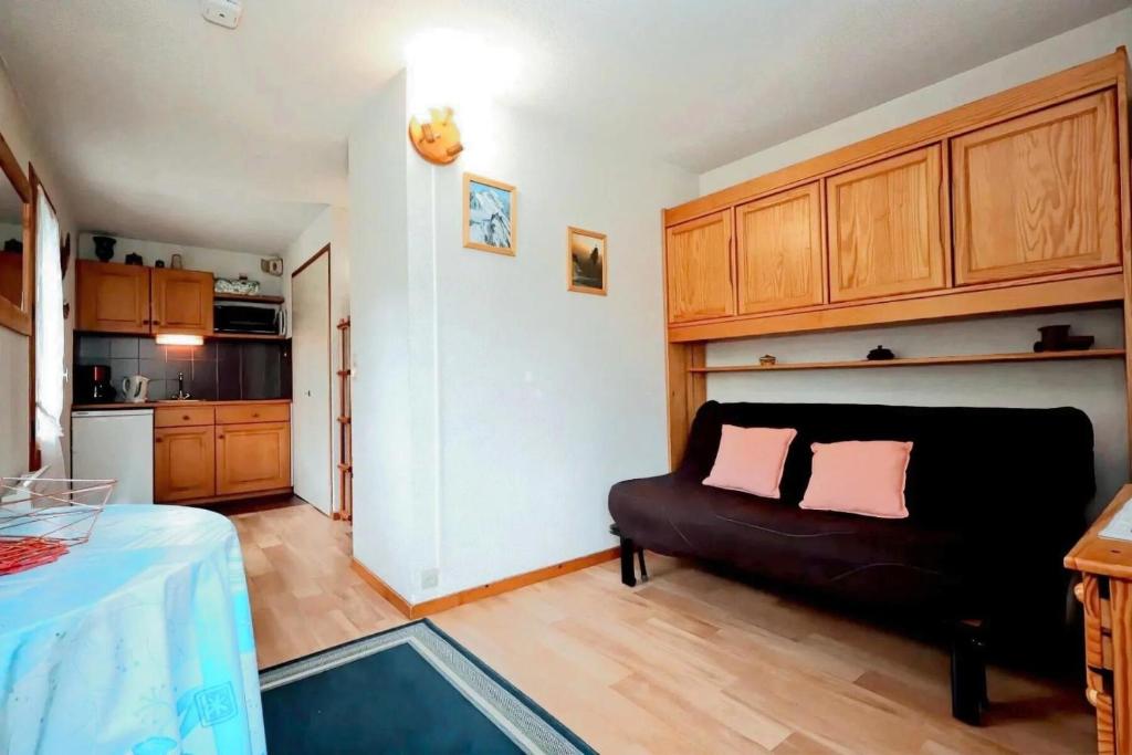 un salon avec un canapé et une cuisine dans l'établissement Résidence Le Prarion 2 C - Prarion 2 28 MAE-6429, aux Houches