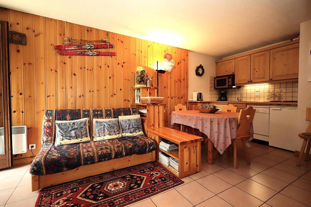 un salon avec un canapé et une table dans l'établissement Résidence Les Aiguilles Rouges Bat B - Aiguilles Rouges B6 MAE-6418, aux Houches