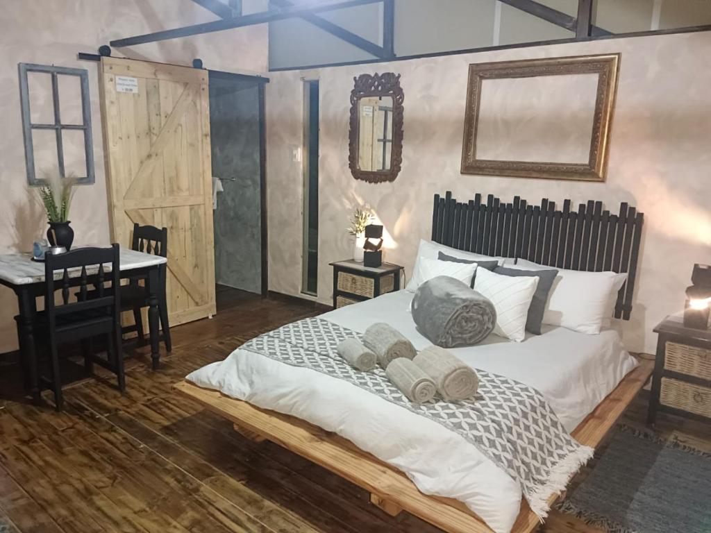 una camera da letto con un letto con due asciugamani sopra di Log in At 118 Log 1 a Meyerton