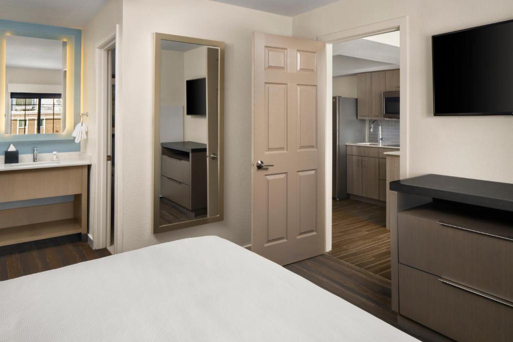 Hyatt House Boston Waltham - 一卧室特大号床套房