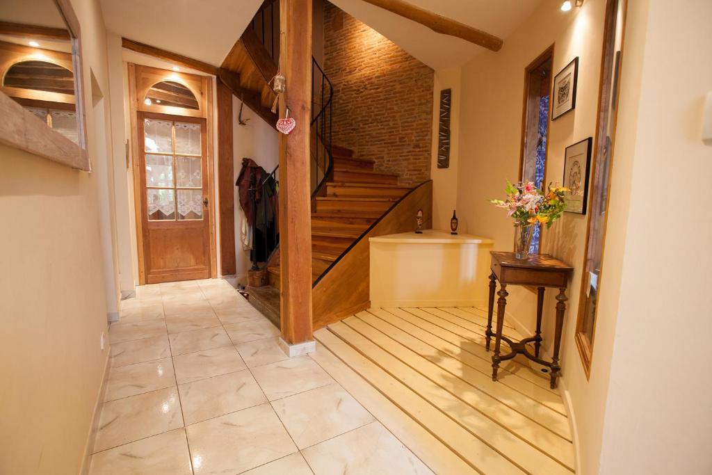 a hallway with a staircase in a house at Au coeur de Montastruc-la-Conseillère - Chambres d'hôtes in Montastruc-la-Conseillère