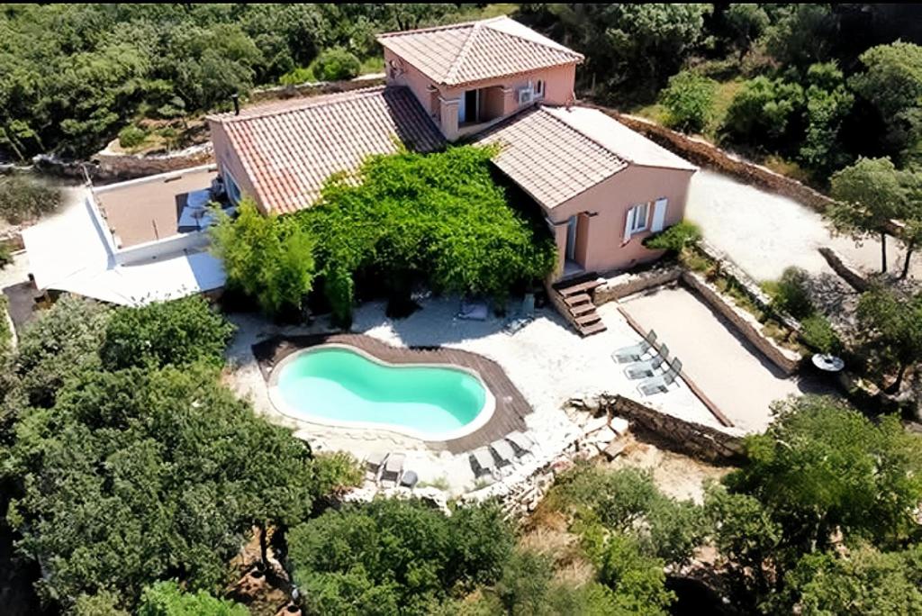 an aerial view of a house with a swimming pool at Là où le Ciel est né Beau mas pierres et contemporain sur grande propriété vue Mont Ventoux dentelles de Montmirail in Blauvac