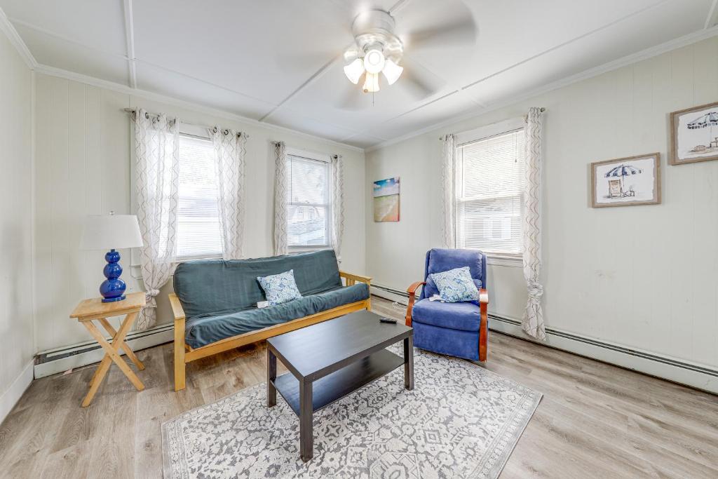旧奥查德比奇Walk to Pier and Ocean Apt in Old Orchard Beach!的带沙发和椅子的客厅