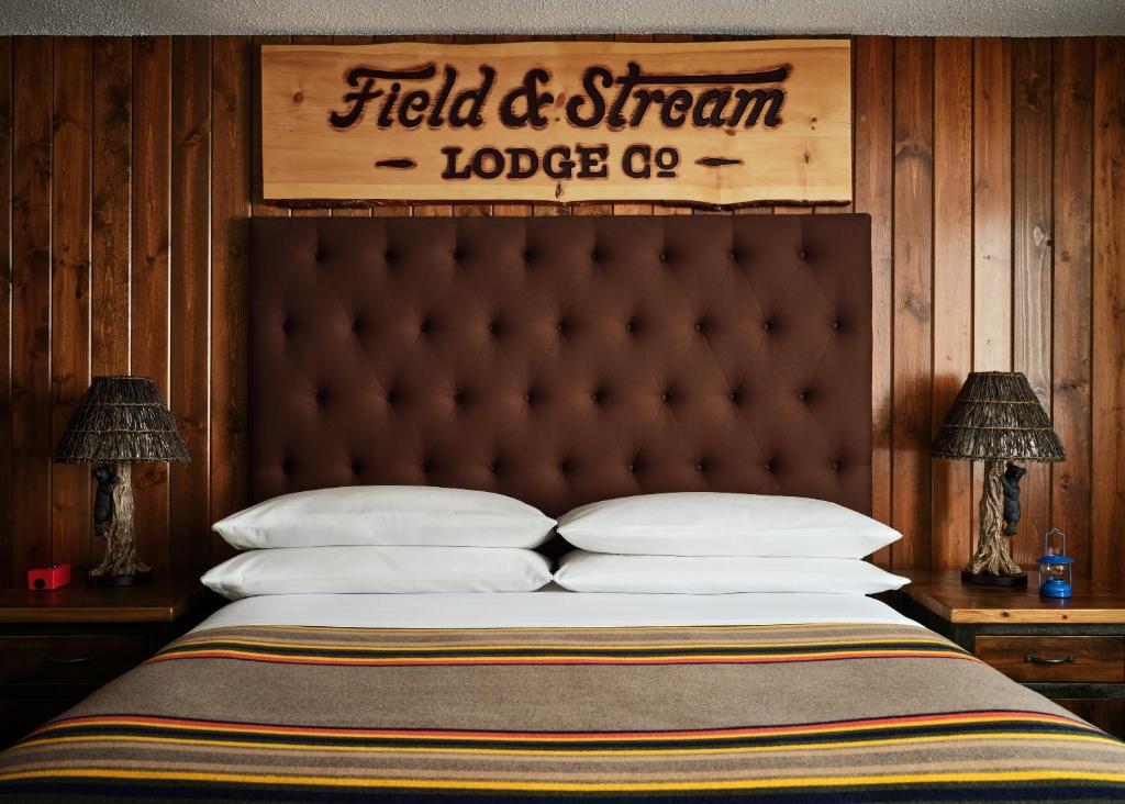 Postel nebo postele na pokoji v ubytování Field & Stream Lodge Bozeman