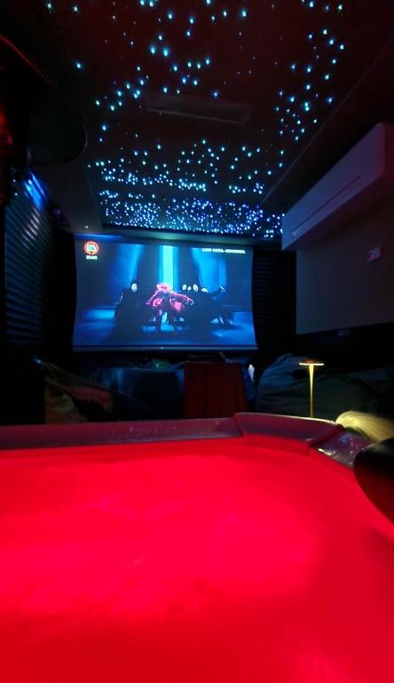 Biliár nebo kulečník v ubytování Sky Lounge Terrazza di Cesare Luxury Rooftop minipiscina-spa Sala Cinema WIFI parcheggio