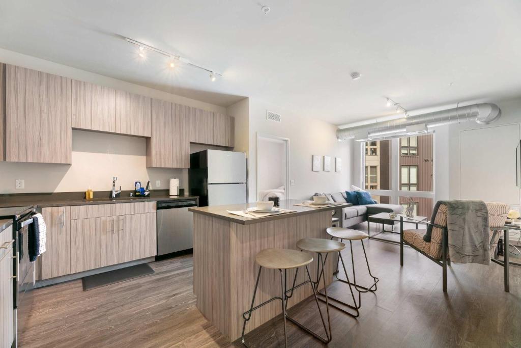 Η κουζίνα ή μικρή κουζίνα στο Spacious and Modern With Premium Amenities Near U of M