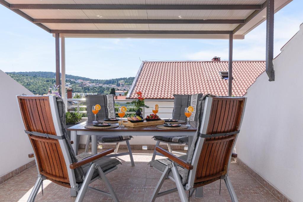 Un balcon sau o terasă la Apartman Lorena - with sea view near Old Town