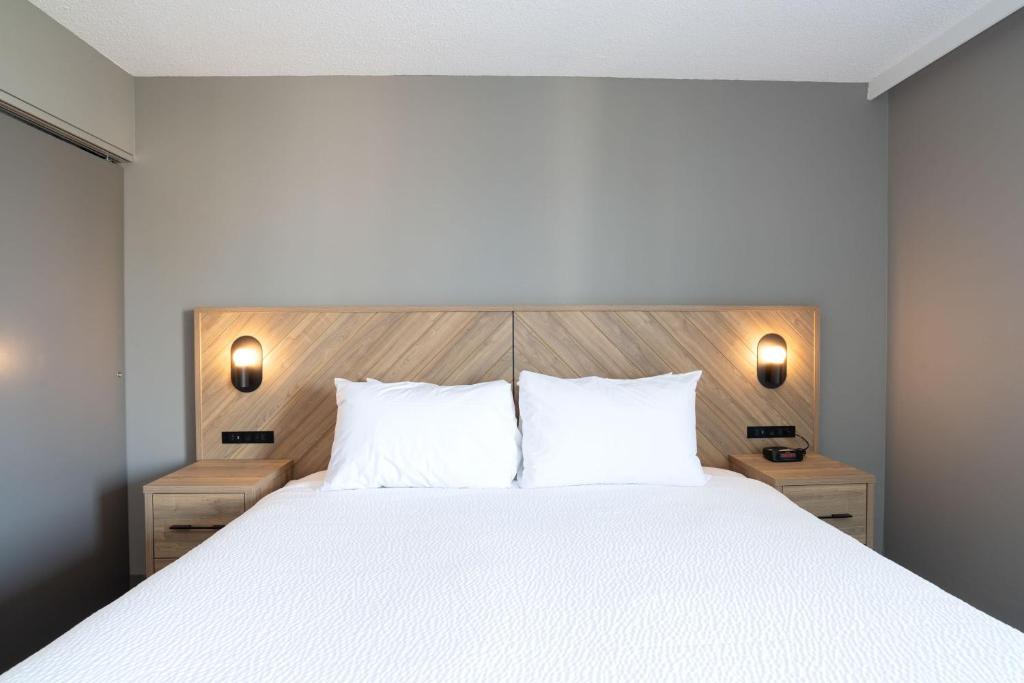 Postel nebo postele na pokoji v ubytování Sandman Suites Vancouver on Davie