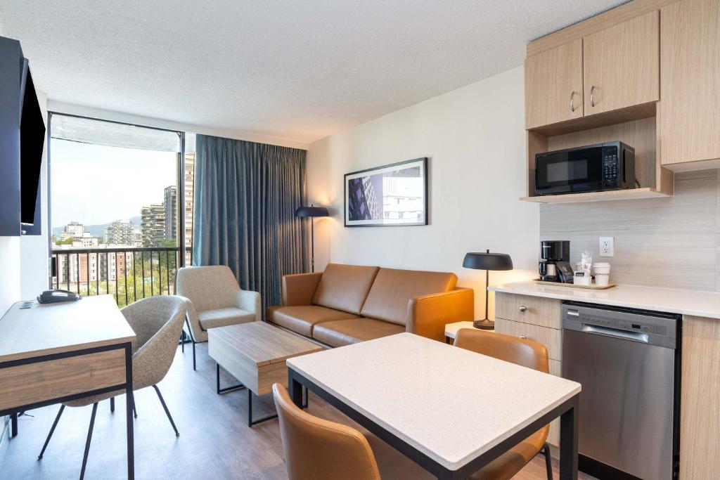 Kuchyň nebo kuchyňský kout v ubytování Sandman Suites Vancouver on Davie