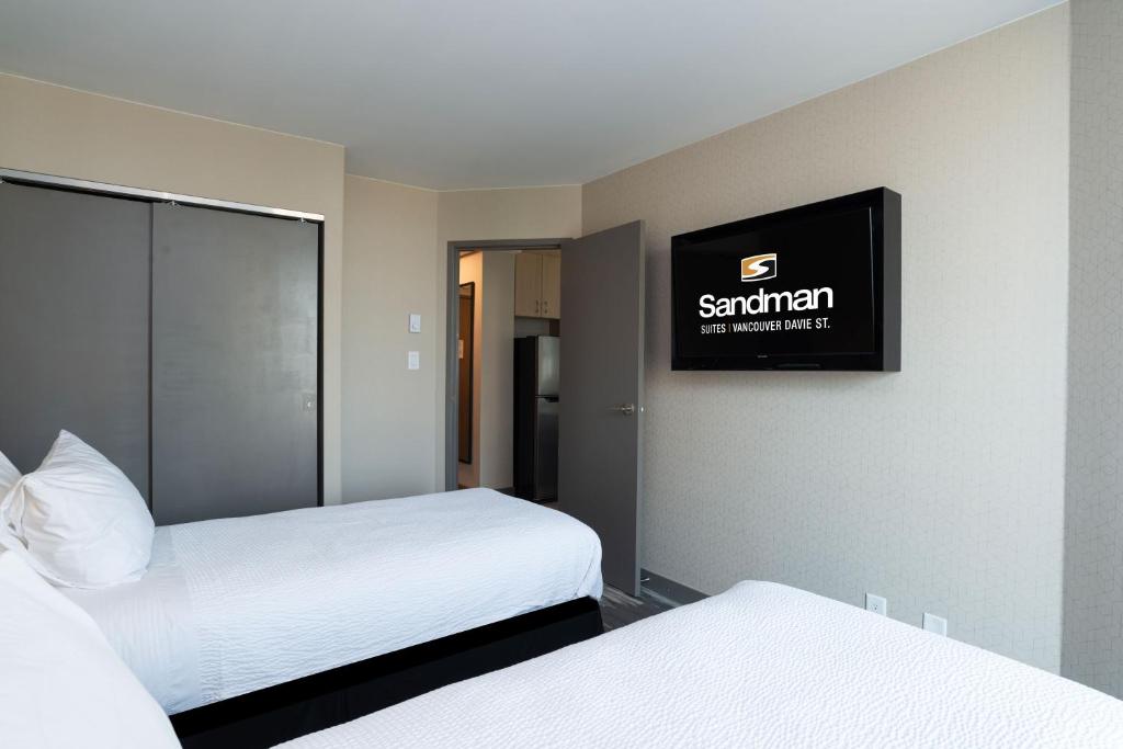 Postel nebo postele na pokoji v ubytování Sandman Suites Vancouver on Davie